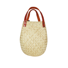 Cargar imagen en el visor de la galería, Bolsa de palma natural tejida a mano con asa de piel
