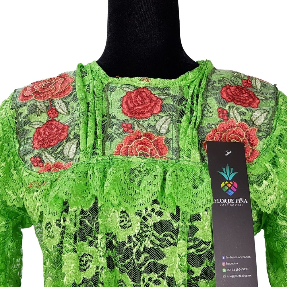 Blusa Quialana chica y mediana de encaje con bordado en cuello