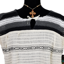 Cargar imagen en el visor de la galería, Blusa española, prenda fresca de algodón calada hecha en telar de pedal
