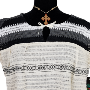 Blusa española, prenda fresca de algodón calada hecha en telar de pedal