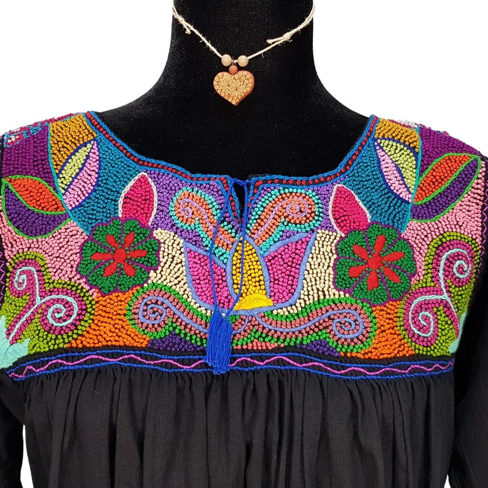 Blusa Aguacatenango con bordado de nudito, hecha en Chiapas