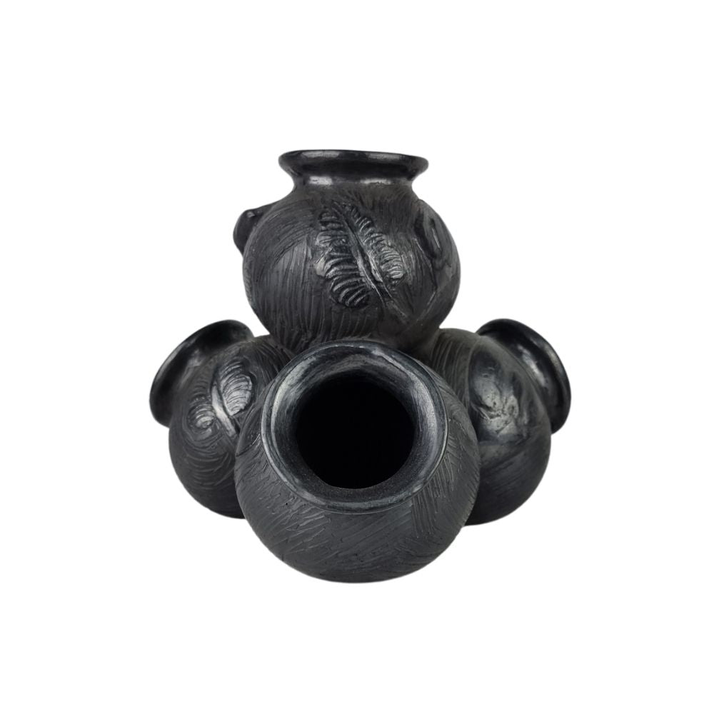 Torre de ollas de barro negro