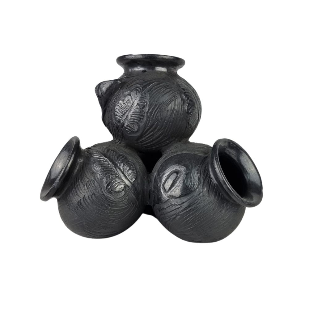 Torre de ollas de barro negro