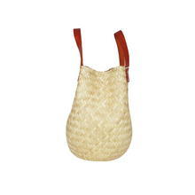 Cargar imagen en el visor de la galería, Bolsa de palma natural tejida a mano con asa de piel

