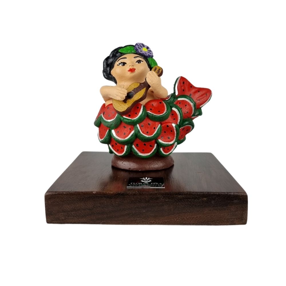 Reconocimiento con artesanía mexicana. Sirena con escamas de sandía en trofeo con base de madera y placa metálica personalizada