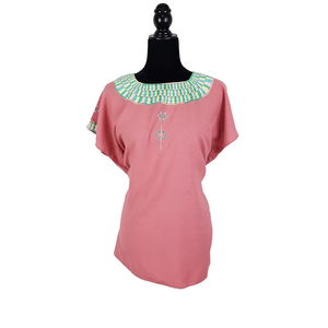 Blusa bordada Tzotzil Maya tradicional de Santa Martha Chiapas color rosa con detalles en tonos pastel en cuello y mangas