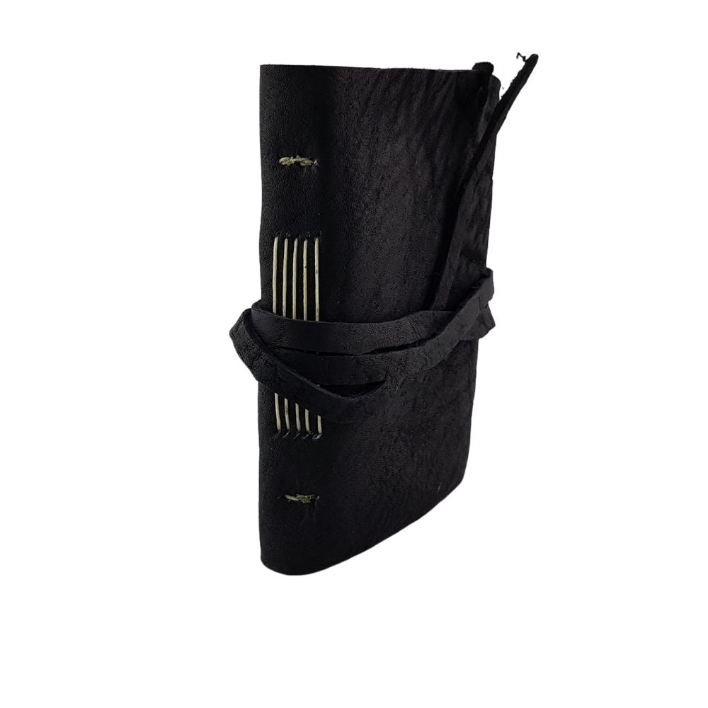 Libreta con hojas de papel reciclado y forro de piel costurada a mano