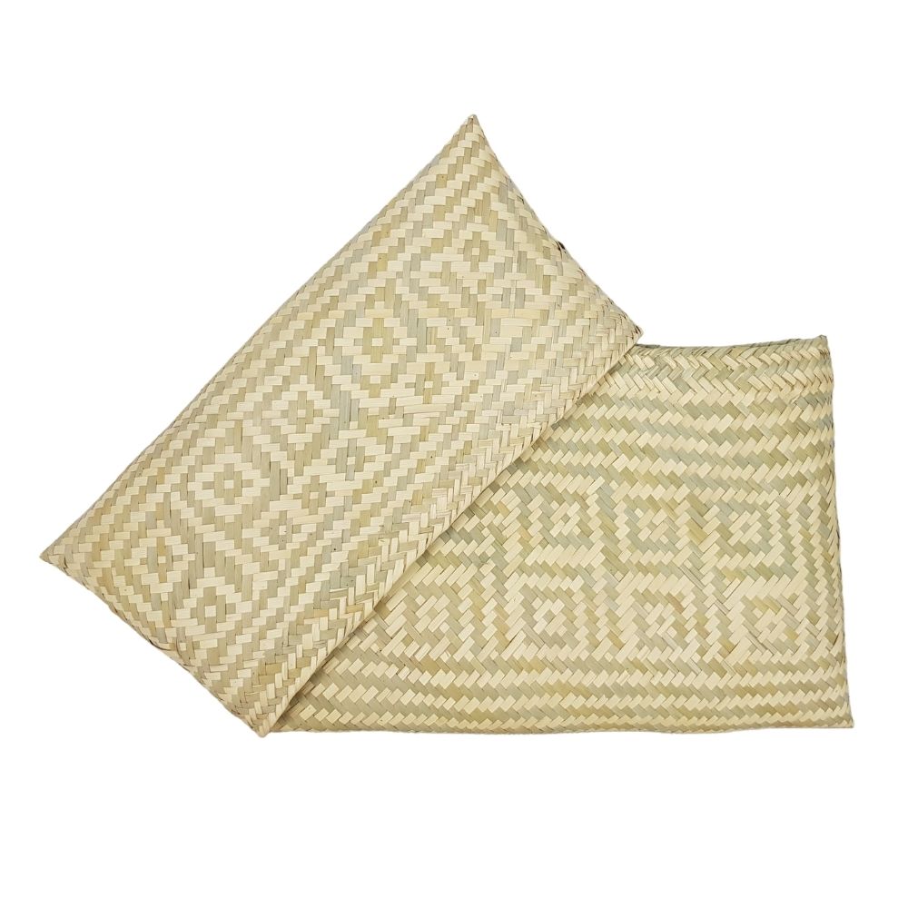 Cartera de palma tipo clutch teñida con tintes naturales tejida a mano