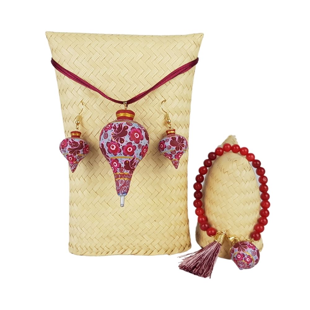 Juego de joyería de trompo, dije, aretes y pulsera de madera tallados y decorados a mano