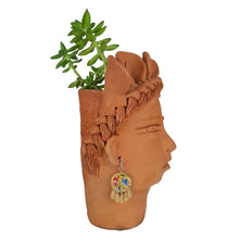 Cargar imagen en el visor de la galería, Arete de jícara decorado con laca perfilada con mariposas y flores
