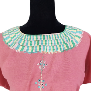 Blusa bordada Tzotzil Maya tradicional de Santa Martha Chiapas color rosa con detalles en tonos pastel en cuello y mangas