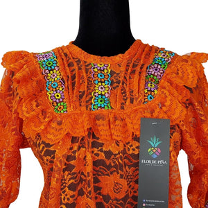 Blusa Quialana mediana y grande de encaje con bordado en cuello, mangas y parte inferior