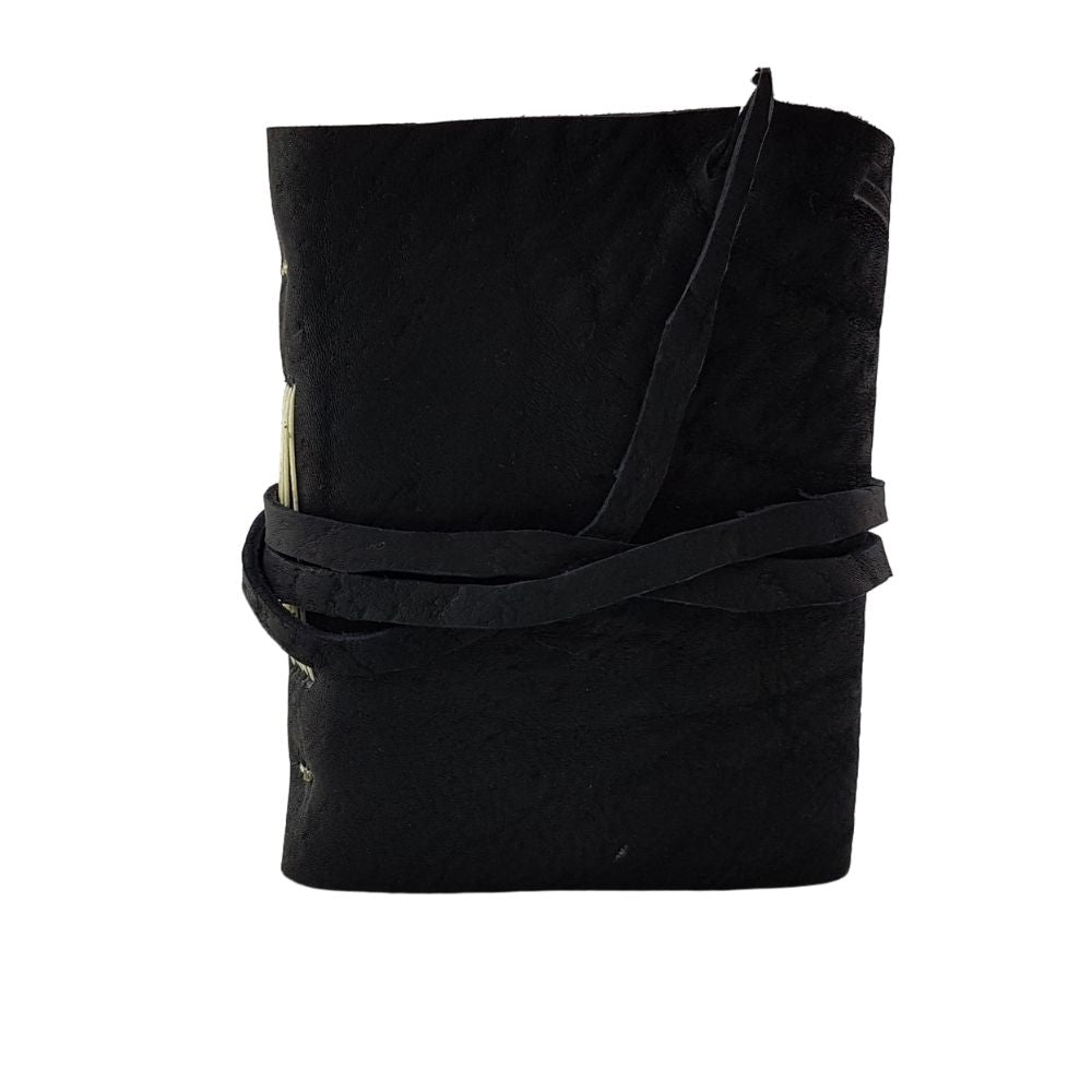 Libreta con hojas de papel reciclado y forro de piel costurada a mano