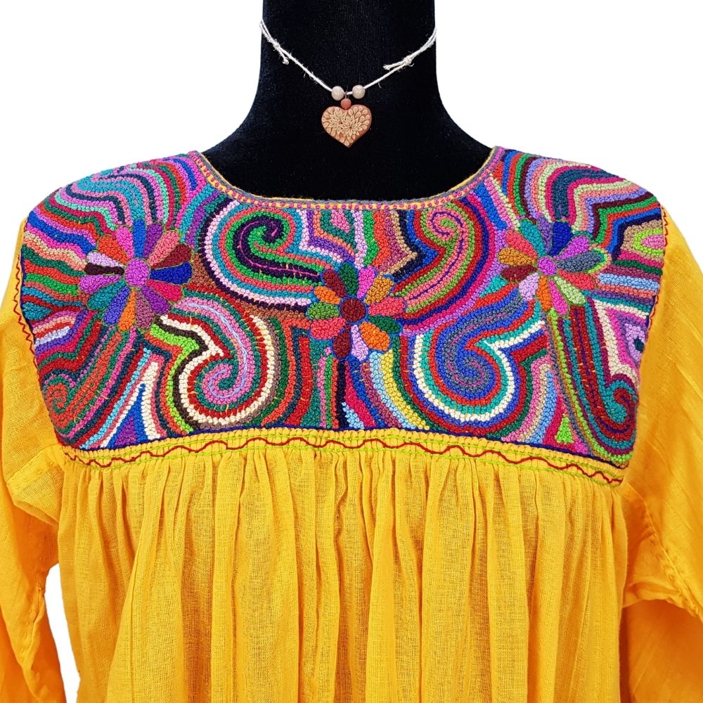 Blusa Aguacatenango con bordado de nudito, hecha en Chiapas