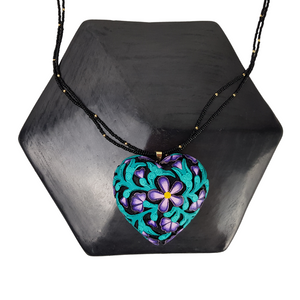 Dije corazón calado con alto relieve de flores