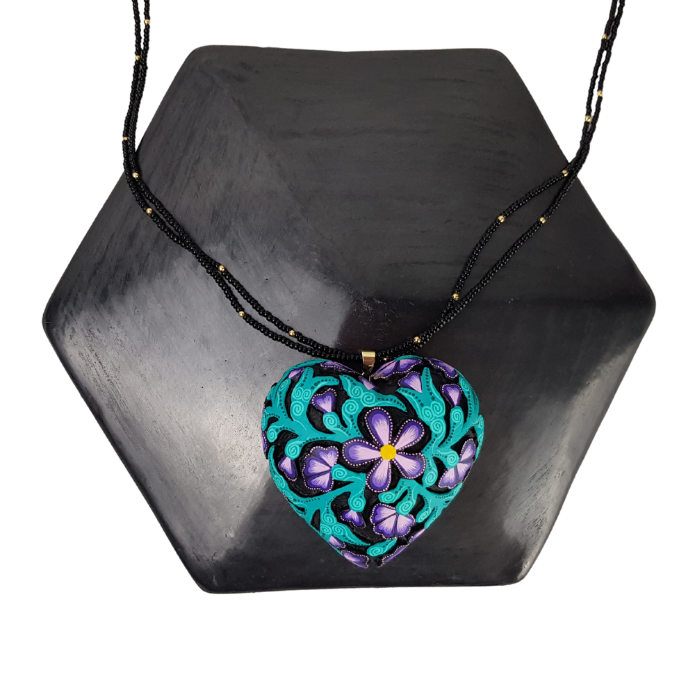 Dije corazón calado con alto relieve de flores