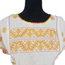 Cargar imagen en el visor de la galería, Blusa grande de corte recto con bordados de hilván tradicionales de Puebla, en color blanco con detalles en pecho, mangas y parte inferior. Hecha por Hilaria Gómez.
