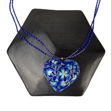 Cargar imagen en el visor de la galería, Dije corazón calado con alto relieve de flores
