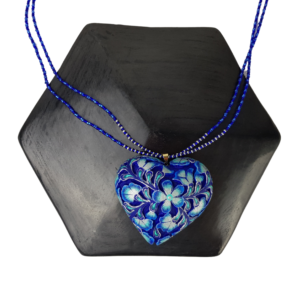 Dije corazón calado con alto relieve de flores