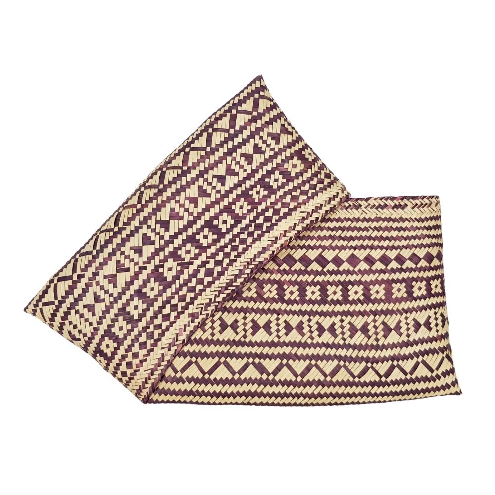 Cartera de palma tipo clutch teñida con tintes naturales tejida a mano