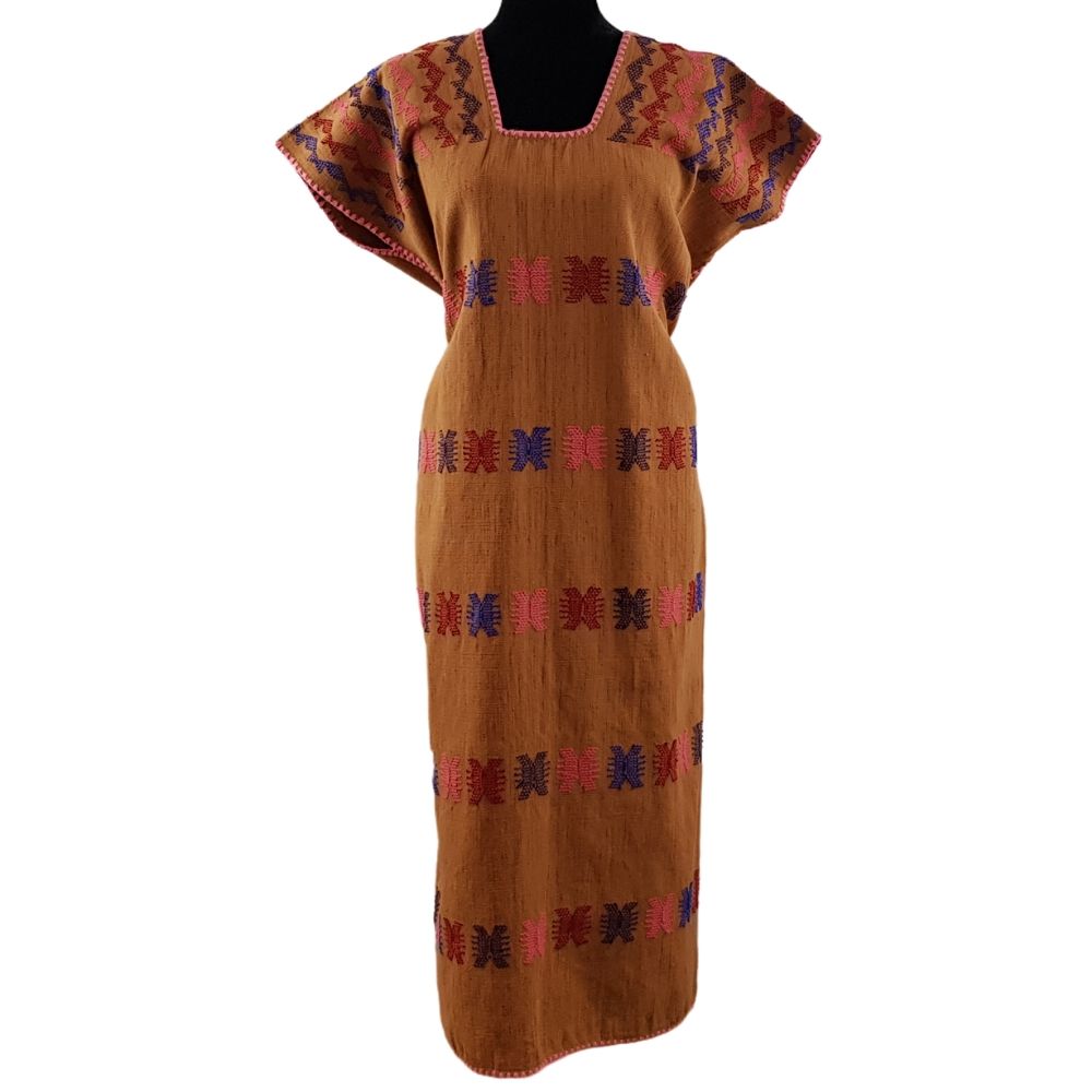 Huipil Ricarda, textil mixteco de telar decorado con brocados, teñido con tintes naturales