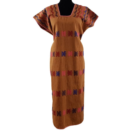 Huipil Ricarda, textil mixteco de telar decorado con brocados, teñido con tintes naturales