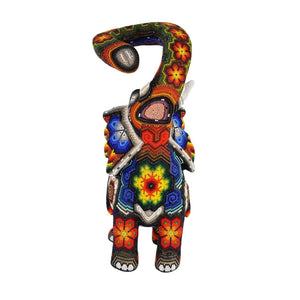 Elefante, figura de madera decorada con simbolismo Wixárica