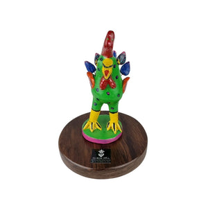 Reconocimiento con artesanía mexicana. Gallo betus en trofeo con base de madera y placa metálica personalizada