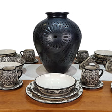 Cargar imagen en el visor de la galería, Vajilla mandala color negro para 8 y 4 personas, cerámica de alta temperatura

