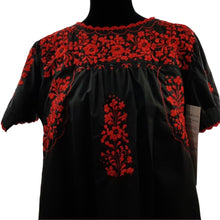 Cargar imagen en el visor de la galería, Blusa de popelina manga corta bordada con estilo San Antonino y acabado tejido en gancho
