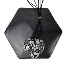 Cargar imagen en el visor de la galería, Dije corazón calado con alto relieve de flores
