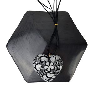Dije corazón calado con alto relieve de flores