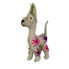 Cargar imagen en el visor de la galería, Animalito de lana, peluche de perro chihuahua artesanal bordado a mano

