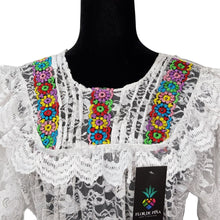 Cargar imagen en el visor de la galería, Blusa Quialana mediana y grande de encaje con bordado en cuello, mangas y parte inferior
