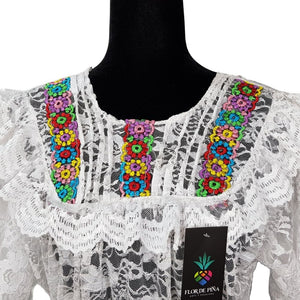 Blusa Quialana mediana y grande de encaje con bordado en cuello, mangas y parte inferior