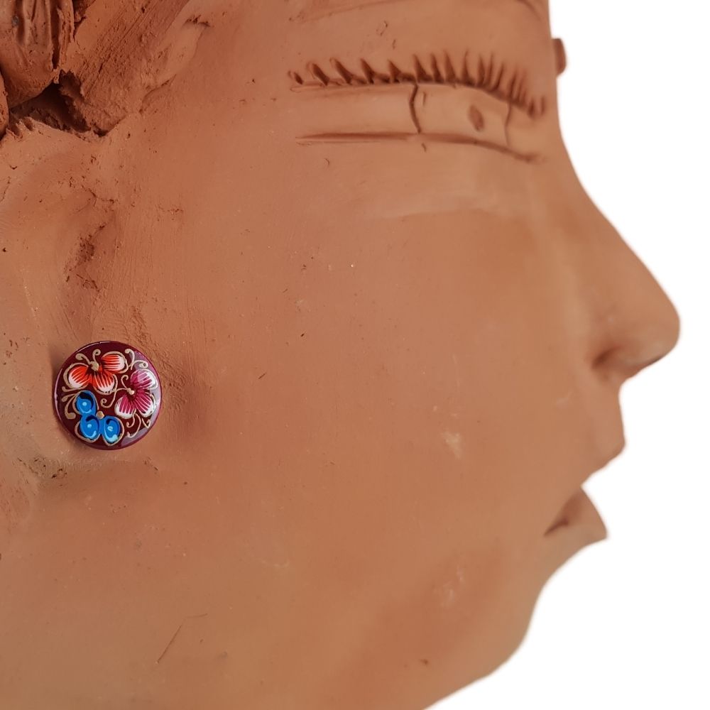 Arete de cobre botón decorado con laca, mariposas y flores