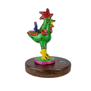 Reconocimiento con artesanía mexicana. Gallo betus en trofeo con base de madera y placa metálica personalizada