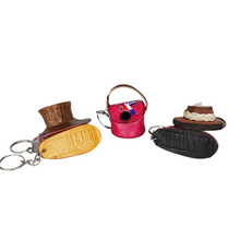 Cargar imagen en el visor de la galería, Llavero Guadalajara de piel mini en forma de bolsa, monedero, huarache, morral y sombrero
