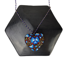 Cargar imagen en el visor de la galería, Dije corazón calado con alto relieve de flores
