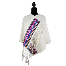 Cargar imagen en el visor de la galería, Rebozo de manta con bordado hilván
