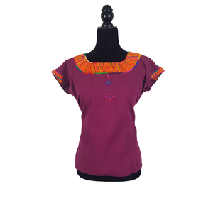 Blusa bordada Tzotzil Maya tradicional de Santa Martha Chiapas color morado con detalles de colores en cuello y mangas. Hecha por Oliverio Gómez