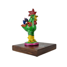 Cargar imagen en el visor de la galería, Reconocimiento con artesanía mexicana. Gallo betus en trofeo con base de madera y placa metálica personalizada

