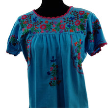 Cargar imagen en el visor de la galería, Blusa de manta azul bordada con estilo San Antonino con flores de colores
