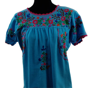 Blusa de manta azul bordada con estilo San Antonino con flores de colores