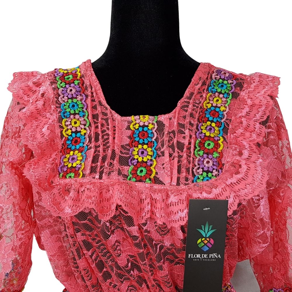 Blusa Quialana mediana y grande de encaje con bordado en cuello, mangas y parte inferior