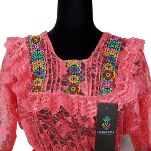 Blusa Quialana mediana y grande de encaje con bordado en cuello, mangas y parte inferior