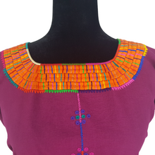 Cargar imagen en el visor de la galería, Blusa bordada Tzotzil Maya tradicional de Santa Martha Chiapas color morado con detalles de colores en cuello y mangas. Hecha por Oliverio Gómez
