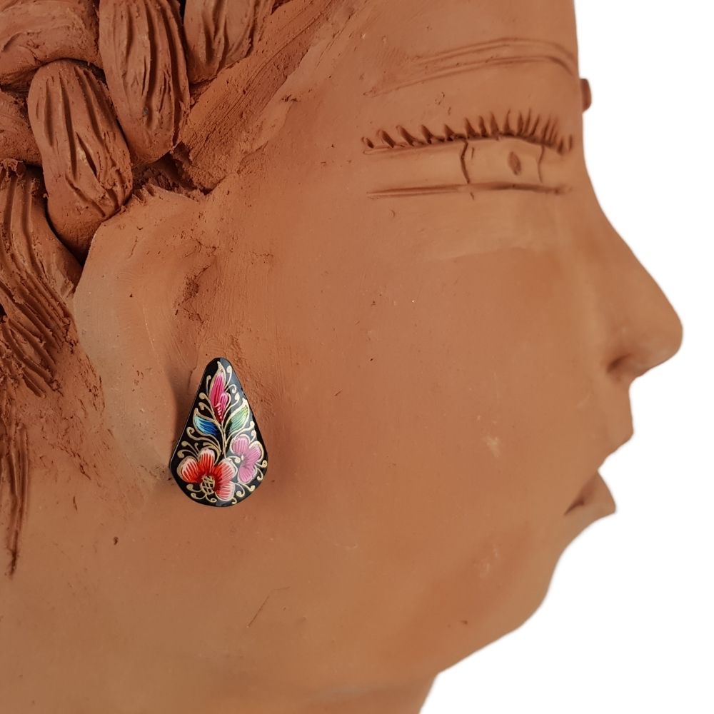 Arete de cobre botón decorado con laca, mariposas y flores