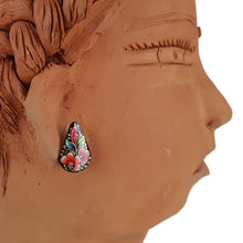 Cargar imagen en el visor de la galería, Arete de cobre botón decorado con laca, mariposas y flores
