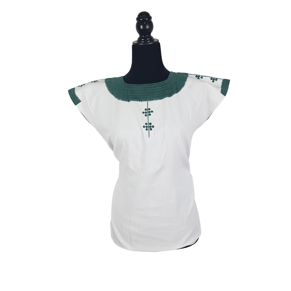 Blusa bordada Tzotzil Maya tradicional de Santa Martha Chiapas color blanca con detalles en verde agua. Hecha por Oliverio Gómez